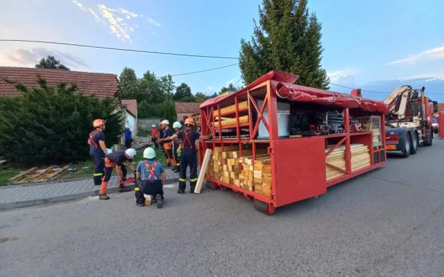 Muže u Vyškova zasypala zeď rodinného domu. Těžce zraněného ho ze sutin vytáhli hasiči