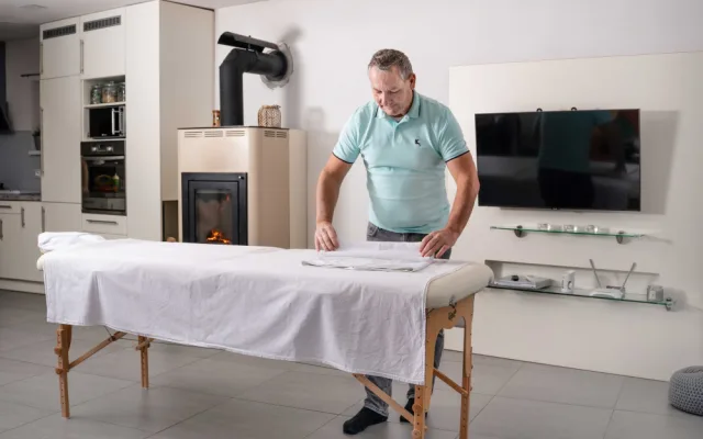 V Brně funguje masér, která je neustále v pohotovosti. Dorazí domů a pomůže od bolesti