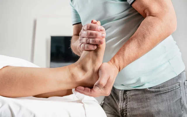 V Brně funguje masér, která je neustále v pohotovosti. Dorazí domů a pomůže od bolesti