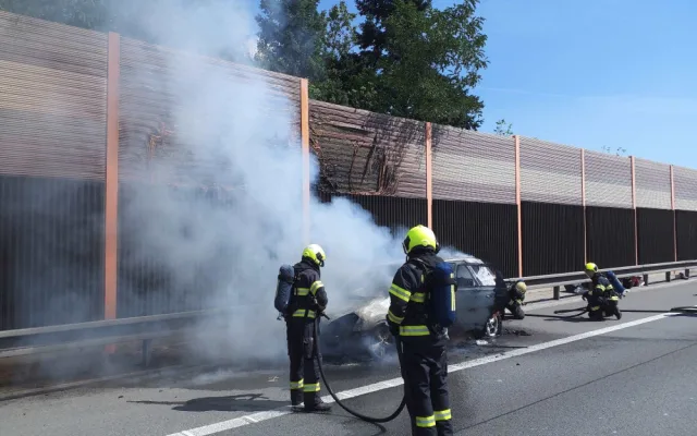 Dálnice z Brna na Prahu stojí. Provoz zastavilo hořící auto