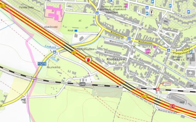 Dálnice z Brna na Prahu stojí. Provoz zastavilo hořící auto