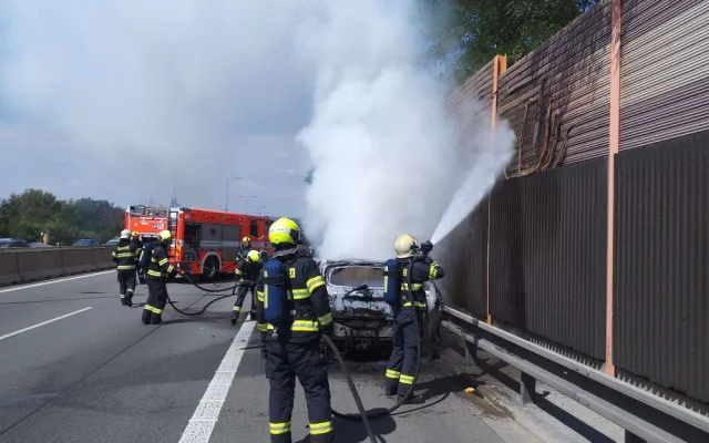 Dálnice z Brna na Prahu stojí. Provoz zastavilo hořící auto