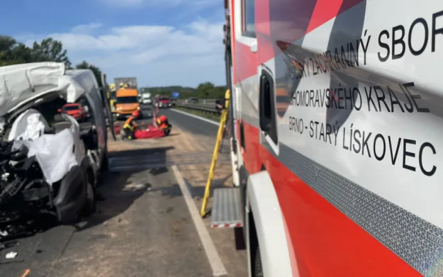 Dálnici D1 u Brna uzavřela tragická nehoda. Po nárazu do náklaďáku zemřel řidič dodávky