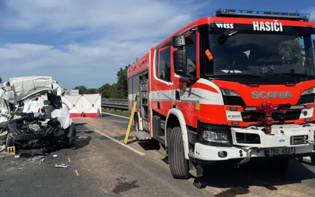 Dálnici D1 u Brna uzavřela tragická nehoda. Po nárazu do náklaďáku zemřel řidič dodávky