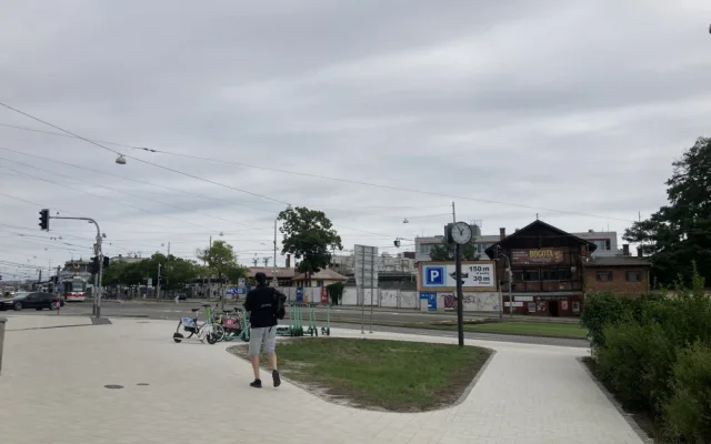 V Brně se lidé prochází po speciální dlažbě. V létě méně pálí a nehlučí na ní koloběžky