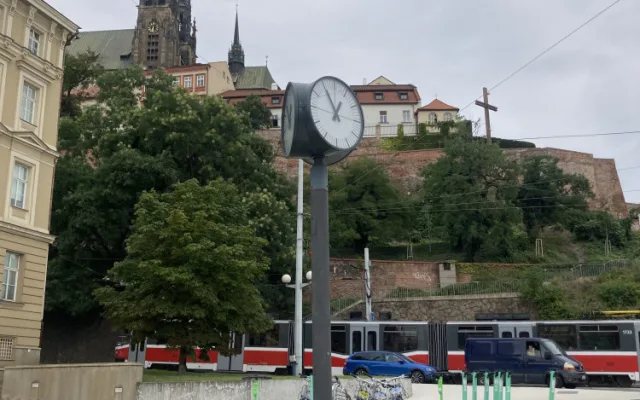 V Brně se lidé prochází po speciální dlažbě. V létě méně pálí a nehlučí na ní koloběžky