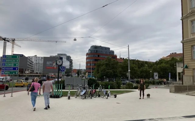 V Brně se lidé prochází po speciální dlažbě. V létě méně pálí a nehlučí na ní koloběžky