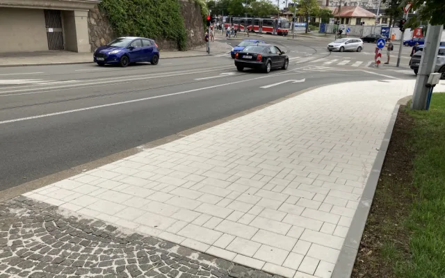 V Brně se lidé prochází po speciální dlažbě. V létě méně pálí a nehlučí na ní koloběžky