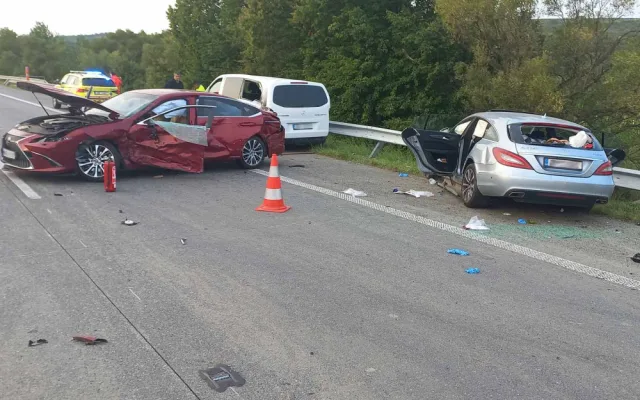 Na dálnici D2 u Hustopečí bourala dvě auta a dodávka. Při nehodě zemřeli dva silničáři