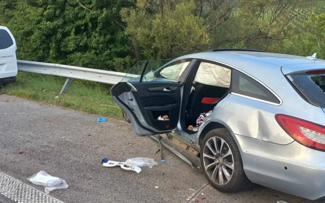 Na dálnici D2 u Hustopečí bourala dvě auta a dodávka. Při nehodě zemřeli dva silničáři