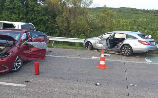 Na dálnici D2 u Hustopečí bourala dvě auta a dodávka. Při nehodě zemřeli dva silničáři