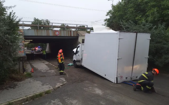 Profesionální řidiči se zasekl s náklaďákem pod mostem v Brně a ucpal silnici
