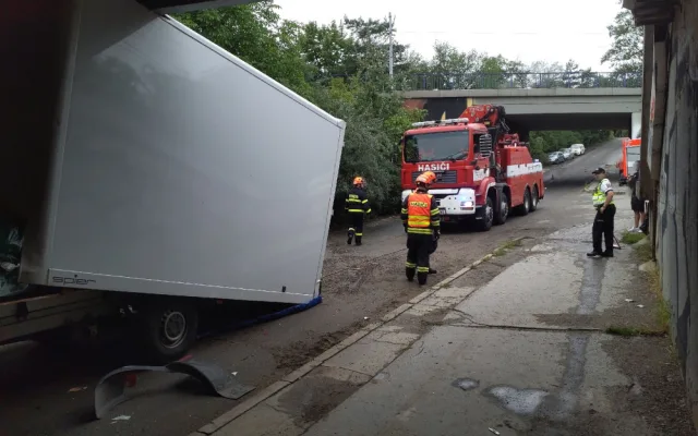Profesionální řidiči se zasekl s náklaďákem pod mostem v Brně a ucpal silnici