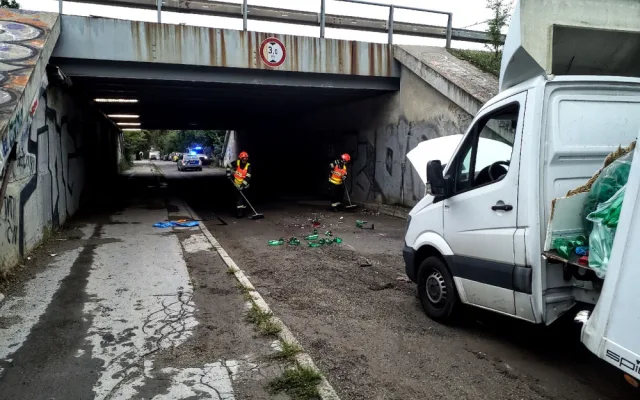 Profesionální řidiči se zasekl s náklaďákem pod mostem v Brně a ucpal silnici