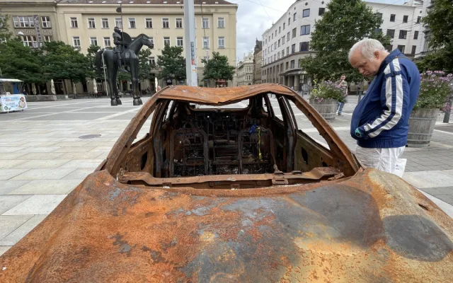 V centru Brna stojí rozstřílená auta z Ukrajiny. Lidem připomínají hrůzy války