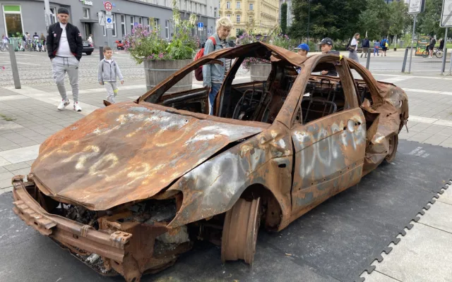V centru Brna stojí rozstřílená auta z Ukrajiny. Lidem připomínají hrůzy války