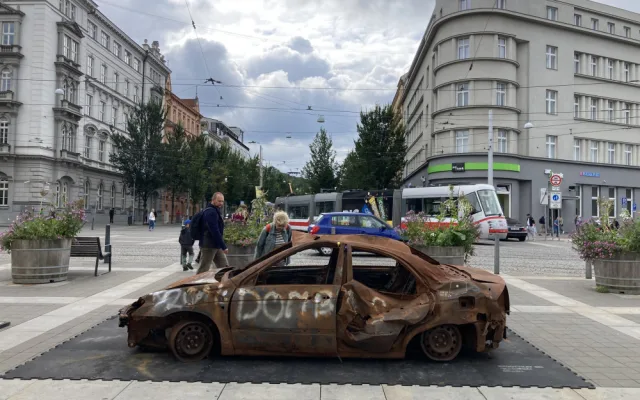 V centru Brna stojí rozstřílená auta z Ukrajiny. Lidem připomínají hrůzy války