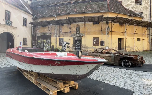 V centru Brna stojí rozstřílená auta z Ukrajiny. Lidem připomínají hrůzy války