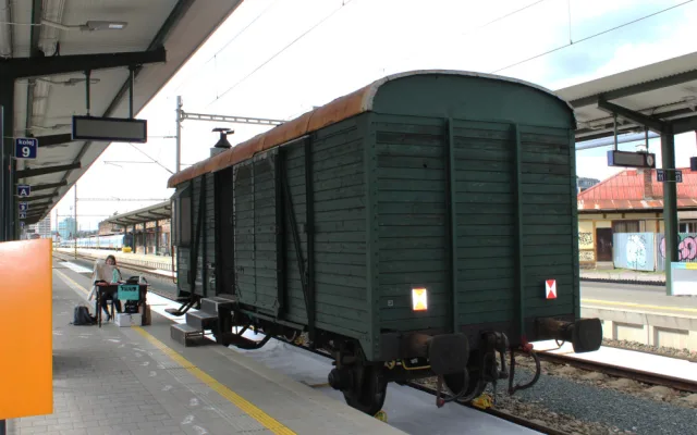 Památník zmizelých na brněnském vlakovém nádraží připomíná deset tisíc transportovaných židů