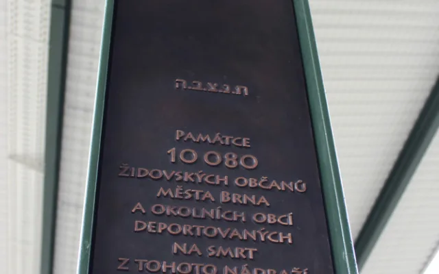 Brno si připomíná tragické osudy odsunutých Židů. Na nádraží jim dalo pomník