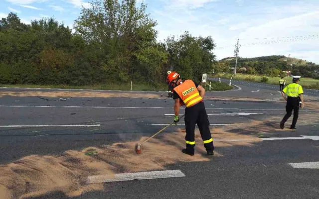 Smrtelná nehoda na hlavním tahu z Brna do Vídně. Senior nedal přednost a vjel pod kamion