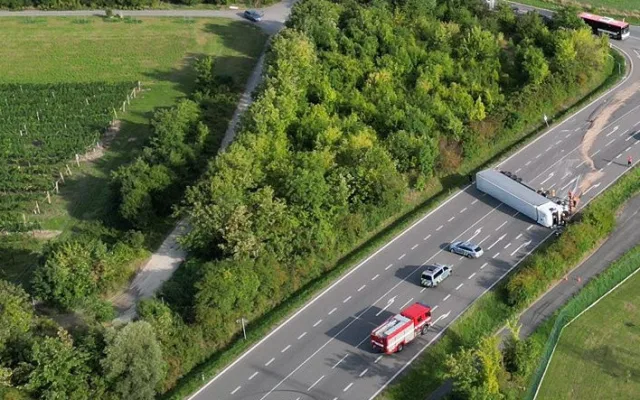 Smrtelná nehoda na hlavním tahu z Brna do Vídně. Senior nedal přednost a vjel pod kamion