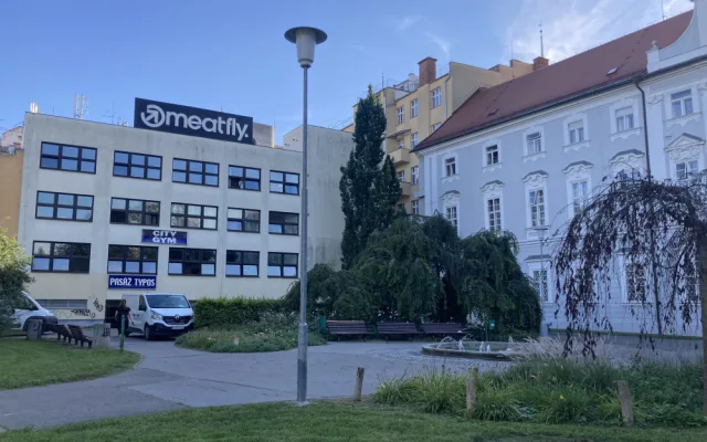 V centru Brna vyrostou nové garáže. Řidiči auta zaparkují pod známým parkem