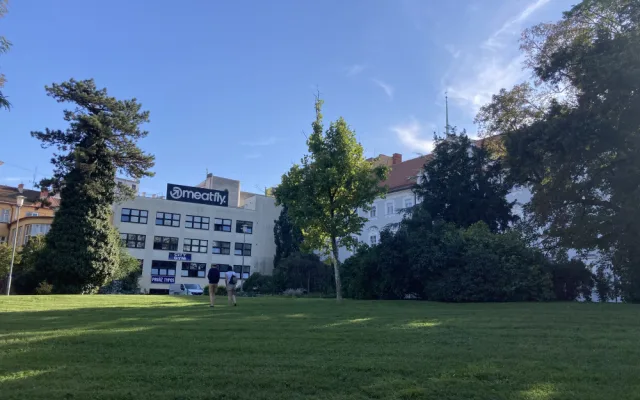 V centru Brna vyrostou nové garáže. Řidiči auta zaparkují pod známým parkem
