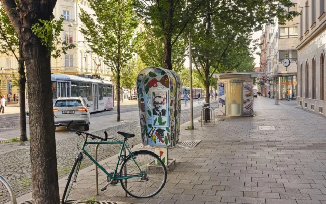 V centru Brna ožily telefonní budky. Nesou podobu slavných osobností