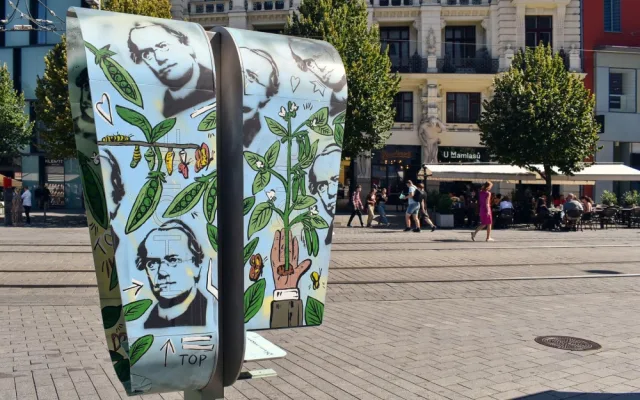 V centru Brna ožily telefonní budky. Nesou podobu slavných osobností