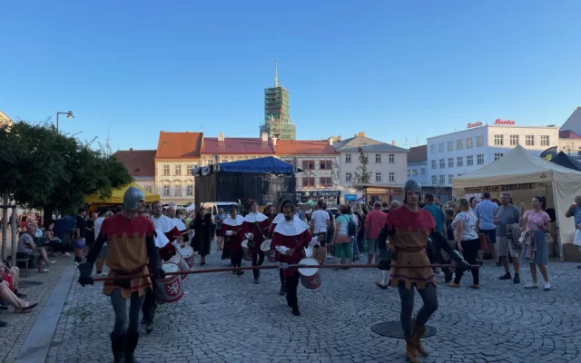 Tisíce lidí ve Znojmě pije víno a oslavuje Jana Lucemburského. Vypuklo historické vinobraní