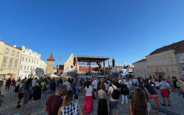 Tisíce lidí ve Znojmě pije víno a oslavuje Jana Lucemburského. Vypuklo historické vinobraní