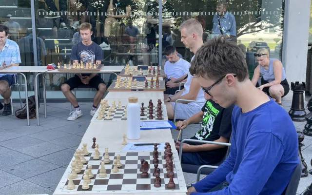 Amatéři v Brně se postavili šachovým velmistrům. Remízu uhrál třináctiletý chlapec