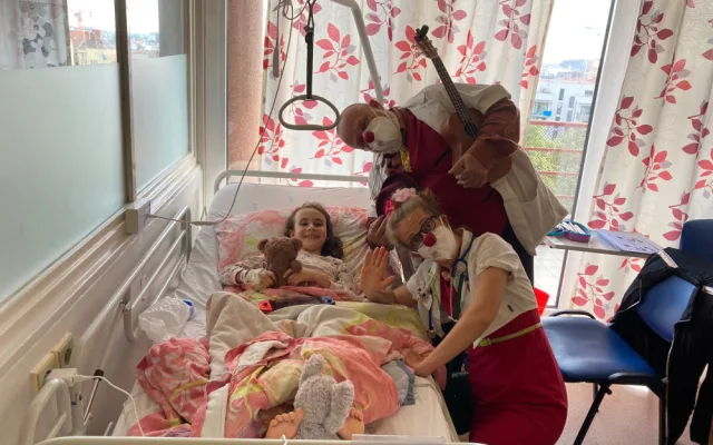 Malá Lucinka se narodila s jednou nohou kratší. Po operaci v Brně si ji sama prodlužovala