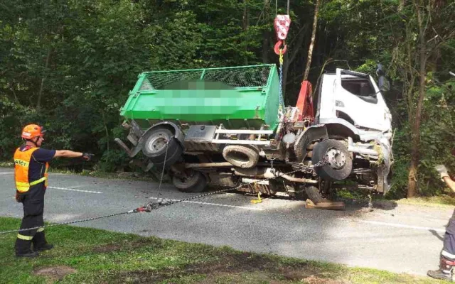Na Blanensku nezvládl jízdu řidič náklaďáku. Z potoka ho tahali šest hodin