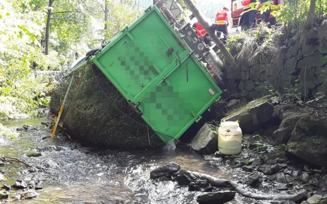 Na Blanensku nezvládl jízdu řidič náklaďáku. Z potoka ho tahali šest hodin