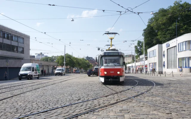 Šaliny před hlavním nádražím v Brně dostanou nové koleje. Výměna omezí cestující i chodce
