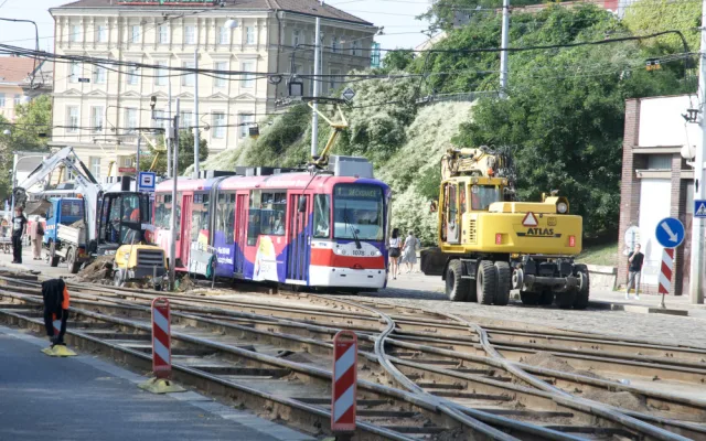 Šaliny před hlavním nádražím v Brně dostanou nové koleje. Výměna omezí cestující i chodce