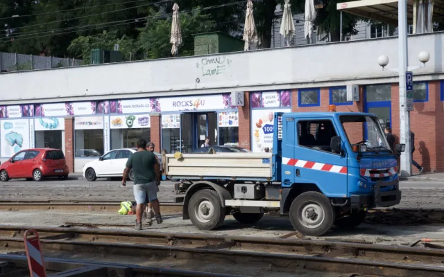 Šaliny před hlavním nádražím v Brně dostanou nové koleje. Výměna omezí cestující i chodce