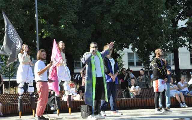 Průvod studenti zakončili rappovým soubojem tří antických básníků