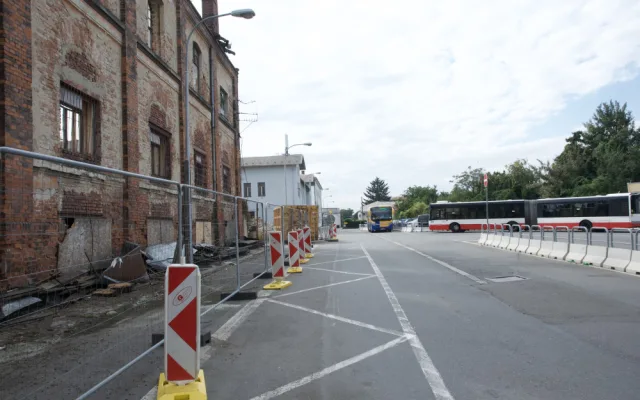 Budovy na dolním nádraží v Brně jdou k zemi. Bourání urychlil tragický požár