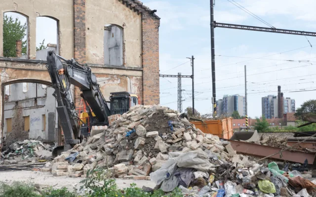 Budovy na dolním nádraží v Brně jdou k zemi. Bourání urychlil tragický požár