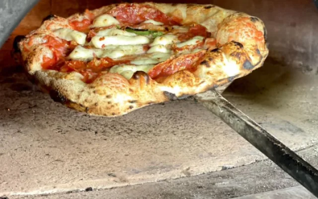 Frančesko food truck, jediná neapolská pizza pec na kolečkách v Česku