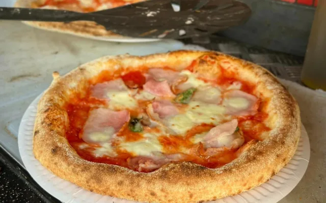Frančesko food truck, jediná neapolská pizza pec na kolečkách v Česku