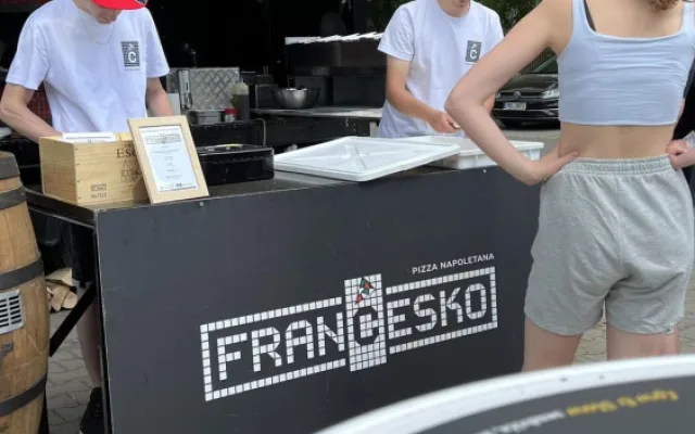 Frančesko food truck, jediná neapolská pizza pec na kolečkách v Česku