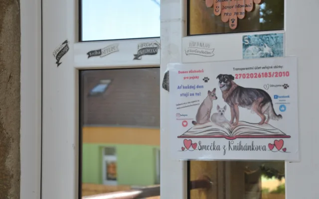 Peníze získávají z prodeje knih.