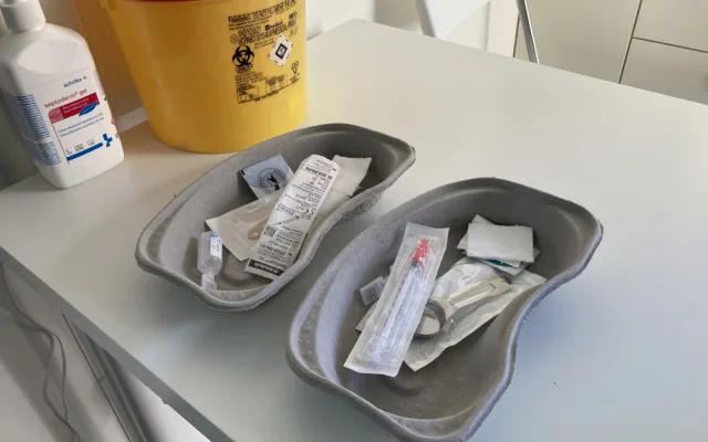 Brněnští narkomani dostali speciální sanitku. Legálně si v ní píchnou drogy