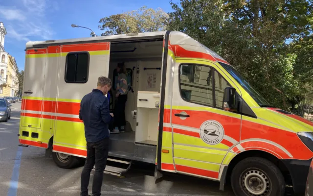Brněnští narkomani dostali speciální sanitku. Legálně si v ní píchnou drogy