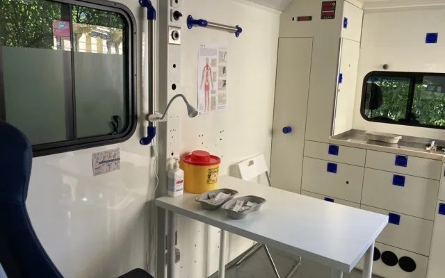Brněnští narkomani dostali speciální sanitku. Legálně si v ní píchnou drogy