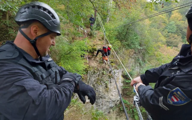 Brněnští strážníci cvičili náročný zásah. Se psy se slaňovali ze skály v Moravském krasu